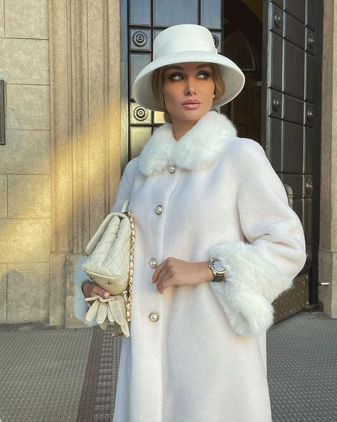 Moda Paris, White Coat, Looks Chic, Fur Fashion, Look Vintage, Design Concept, Mode Inspiration, White Beige, Winter Fashion Outfits