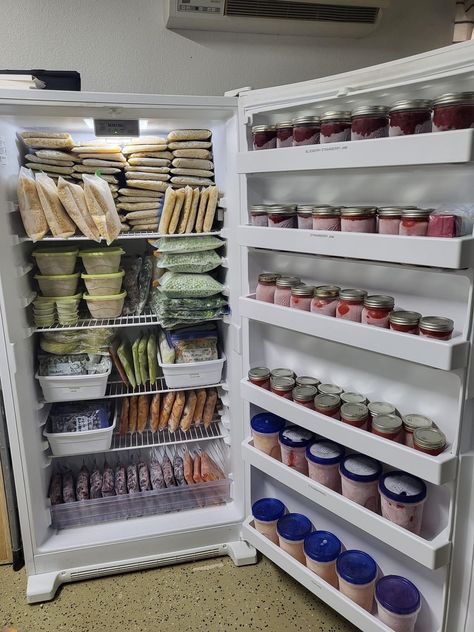 Freezer Storage Organization, Food Storage Rooms, Freezer Organization, Farm Lifestyle, Freezer Storage, Kitchen Organization Pantry, Kitchen Organisation, Home Canning, Fridge Organization