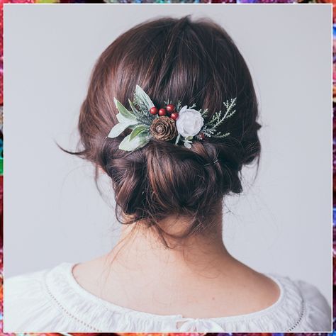 Wedding hairstyles with a veil are a classic way to keep your hair looking beautiful and styled all day long. Christmas Bride, Winter Wedding Hair, Bridesmaid Hair Comb, Bridal Hair Headpiece, Bridesmaid Hair Accessories, Wedding Hairstyles With Veil, Wedding Winter, Bride Hair Accessories, Christmas Hair