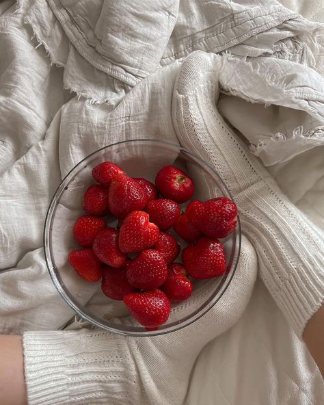 Strawberry Pictures, Strawberry Picking, Growing Strawberries, Paper Ring, Strawberry Pie, Strawberry Fruit, Strawberry Fields, Strawberry Recipes, Red Aesthetic