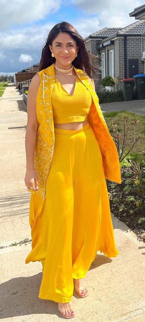 Haldi Ceremony Outfit For Sister Indian, Haldi Outfits For Sister, Haldi Dress Ideas For Sisters, Shadi Outfits, Simple College Outfits, Haldi Dress Ideas, Red Saree Wedding, Lengha Blouse, Indian Outfits Modern