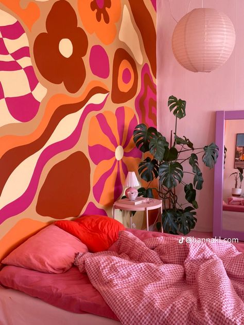 Pink And Orange Mural, Graffiti Wall Mural Bedroom, Groovy Boho Bedroom, Retro Wall Murals Painted, Painted Wall Art Ideas, Retro Painted Wall, Fun Wall Painting Ideas Creative, Groovy Apartment, Groovy Bedroom