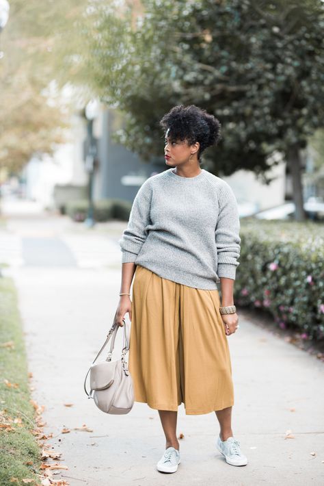 Men's sweater with mustard culottes. Cool and casual look when paired with a sneaker. Culottes And Sneakers Outfit, Packing Inspiration, Culotte Outfit, Aw Style, Culottes Outfit, Culotte Style, Business Professional Outfits, Spring Work Outfits, Casual Outfit Inspiration