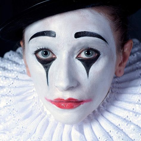 Pierrot Mime Makeup Men, Pierrot Aesthetic, Male Mime Makeup, Pierrot Makeup, Clown Makeup White Face, Pierott Clown Makeup, Pierrot Clown Makeup, Clown Black And White, Black And White Clown Makeup