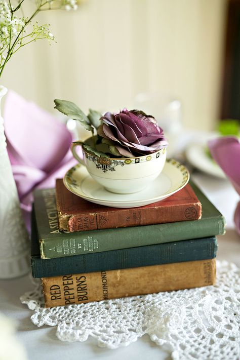 Book Centrepiece Wedding, Vintage Book Centerpiece, Diy Table Centerpieces, Book Wedding Centerpieces, Centerpieces Graduation, Book Centerpiece, Tea Cup Centerpieces, Beauty And The Beast Wedding, Book Centerpieces