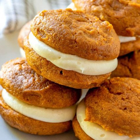 The classic New England dessert gets an update with pumpkin, spices, and maple! This Pumpkin Whoopie Pies with Maple Cream Cheese Frosting recipe is the perfect fall dessert! Pumpkin Whoopie Pie Recipe, Fall Dessert Recipes Easy, Whoopie Pie Recipe, Pumpkin Whoopie Pies, Fun Thanksgiving Desserts, Whoopie Pie, Fall Desserts Easy, Maple Cream, Thanksgiving Food Desserts