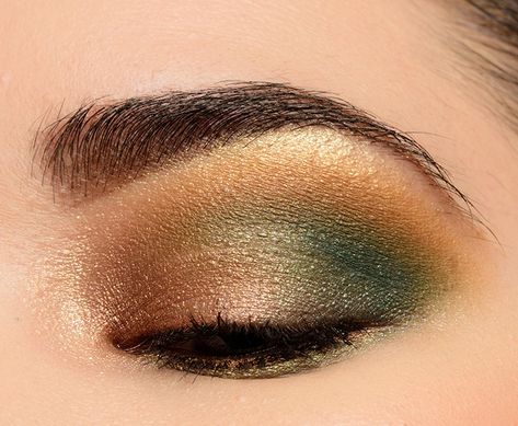 Gold Wedding Makeup, Makeup Ideas Aesthetic, Gold Eyeshadow Looks, Green Eyeshadow Look, Gold Makeup Looks, Gold Eye Makeup, Prom Eye Makeup, Dramatic Eye Makeup, Top Makeup