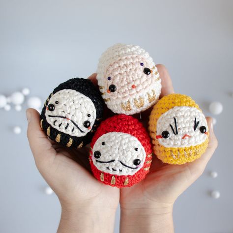 Harajuku Crochet, Diy Plush, Daruma Doll, Keychain Crochet, Kawaii Crochet, Beginner Crochet Projects, Red Yarn, Pride Gifts, Crochet Chart