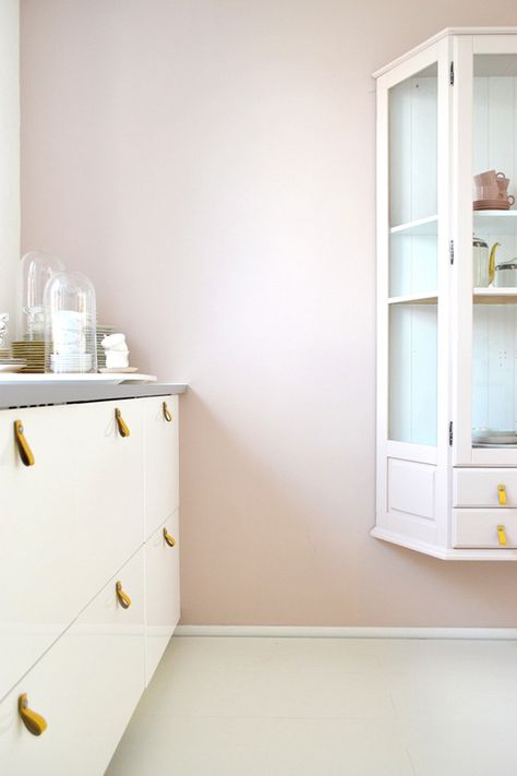 Pale Pink Walls, Pale Pink Room, Pale Pink Bedrooms, Dining Room Dark, Pink Kitchen Walls, Van Painting, Pink Painted Walls, Violet Room, Light Pink Walls