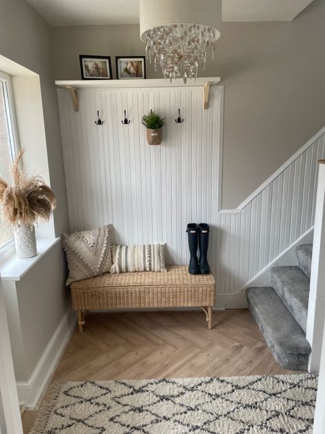 Country Style Hallway Ideas, White Stairway Ideas, Hallway Ideas Scandinavian, Cottage Style Hallway, Small New Build Hallway Ideas, Small Home Hallway Ideas, Country Home Hallway, Nordic Hallway Entrance, Hallway Decor Inspiration