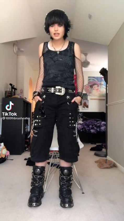 Nonbinary Goth Outfits, Emo Masculine Outfits, Summer Alt Outfits Masc, Goth Fashion Male, Mall Goth Masc, Masculine Emo Outfits, Masculine Alternative Outfits, Masculine Alt Outfits, Trad Goth Outfits Masc