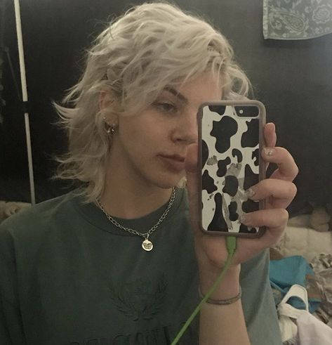 Emmy Hartman, Black Lungs, Grunge Hair, Green Hair, Hairstyles Haircuts, Hair Skin, Skin Makeup, Pretty Woman, Hair Inspo