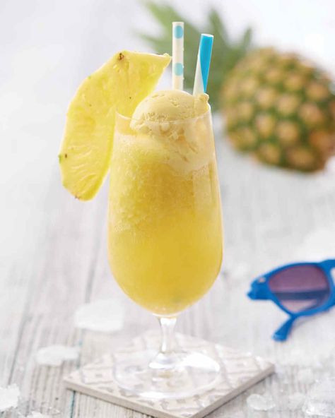 Pineapple Float - ALDI UK Pineapple Float, Sugar Free Lemonade, Floats Drinks, Float Recipes, Summer Pineapple, Apple Cookies, Tropical Drink, Vanilla Coffee, Frozen Drinks