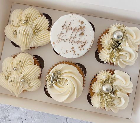 White And Gold Cupcakes Birthdays, Cupcake Aesthetic Pastel, Cream And Gold Cupcakes, Happy Birthday Cupcakes Ideas For Women, Aesthetic Birthday Cupcakes, 60th Birthday Cupcakes For Ladies, Happy Birthday Cupcakes For Men, Gold Birthday Cupcakes, Birthday Cupcakes Aesthetic