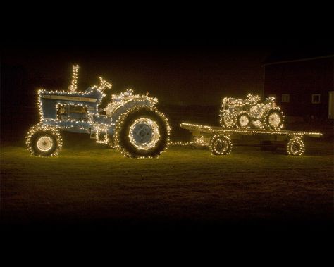 Sykes Family Farms – 9 acres of cornfusion and fun! Christmas Tractor Decorations, Farm Sayings, Hay Bale Art, Tractor Decor, Christmas Tractor, Florida Fall, Rosh Hashanah Cards, Sunflower Patch, Family Projects