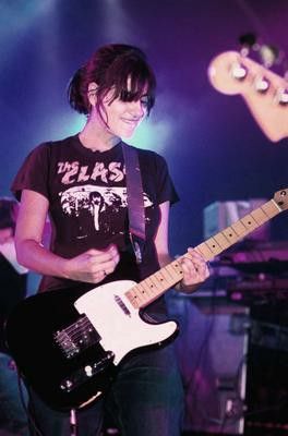 Justine Frischmann, Best Guitar Players, Reading Festival, Guitar Girl, Female Guitarist, Female Musicians, Alternative Music, Music Photo, Girls Rock