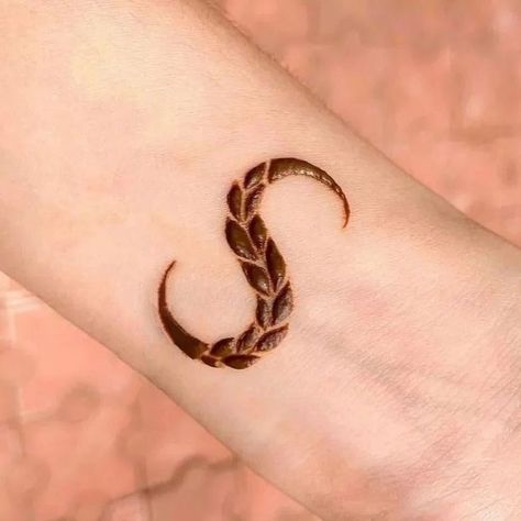 Palm Henna Designs, Beginner Henna Designs, Minions Wallpaper, S Alphabet, Full Mehndi Designs, Beautiful Mehndi, Basic Mehndi Designs, Beautiful Mehndi Design, Muslimah Fashion Outfits