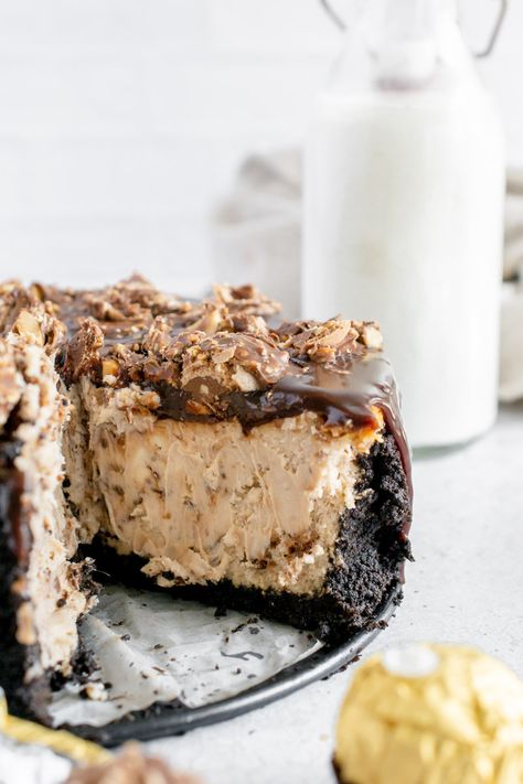 A harmony of rich chocolate, hazelnuts, and cream cheese, beautifully harmonized into an irresistible Ferrero Rocher Cheesecake masterpiece. Ferrero Rocher Cheesecake, Cheesecake Pie, Birthday Desserts, Ferrero Rocher, Chocolate Cheesecake, Chocolate Hazelnut, Cakes And More, Beautiful Food, Cheesecake Recipes