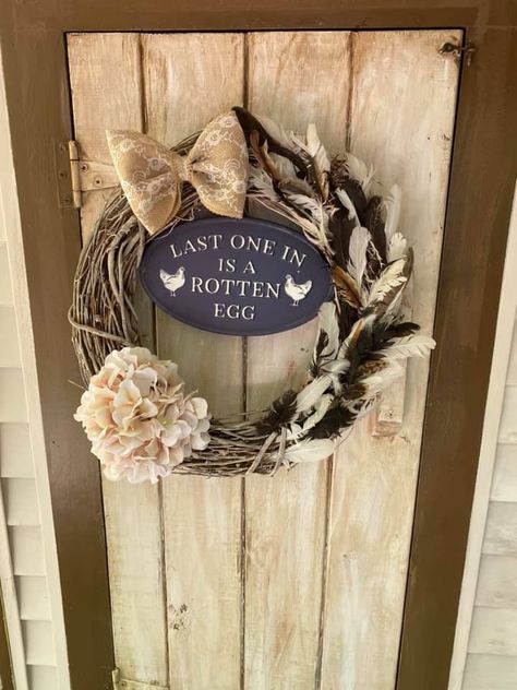 chicken feather uses: chicken feather wreath Things To Do With Chicken Feathers, Chicken Feather Wreath Diy, What To Do With Chicken Feathers, Chicken Feathers Crafts, Goose Feather Crafts, Crafts With Chicken Feathers, Chicken Feather Art, Chicken Coop Wreath, Chicken Feather Crafts Ideas