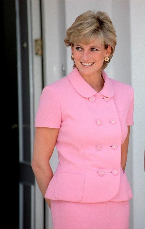 Princess Diana Fashion, Princess Fashion, Princess Diana Photos, Princes Diana, Diana Fashion, Tilda Swinton, Gisele Bündchen, Pink Suit, Lady Diana Spencer