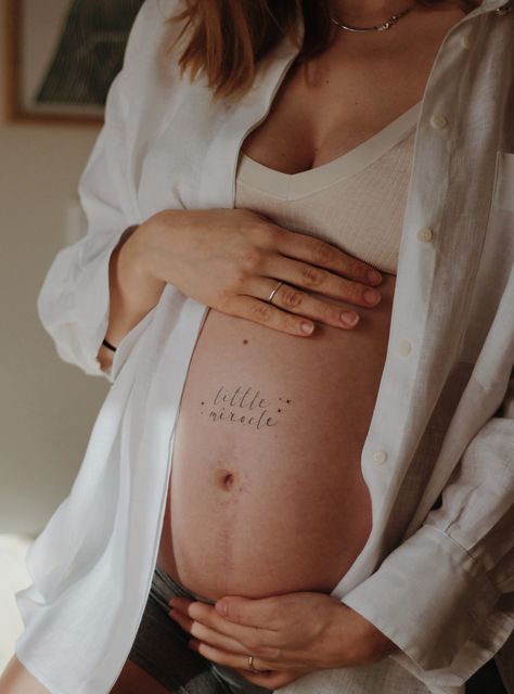 Pregnant Belly Tattoos Pregnant Tattoo, Bloom Photoshoot, Pregnancy Tattoo, Woman With Tattoos, Photoshoot Moodboard, Fake Tattos, Belly Tattoos, Pregnancy Milestones, Maternity Inspiration