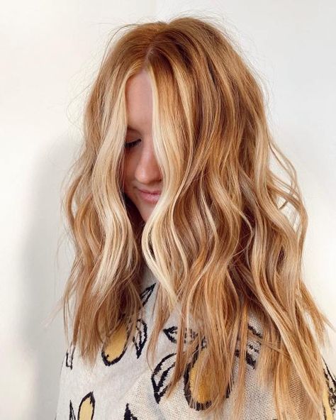 Long Strawberry Hair with Money Pieces Natural Strawberry Blonde Hair, Blonde Hair Pictures, Dark Strawberry Blonde Hair, Reddish Blonde Hair, Strawberry Blonde Ombre, Dark Strawberry Blonde, Light Strawberry Blonde, Beige Blond, Fall Blonde Hair