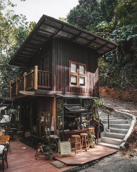 ᴄᴏꜰꜰᴇᴇ & ᴄᴀꜰᴇ ɢᴜɪᴅᴇ’s Instagram post: “Utsah. “And into the forest I go to lose my mind and find my soul.” ....Unless you're in Chiang Mai, and then you'll find one of…” Backyard Cafe, Wooden Cafe, Coffee House Design, Forest Cafe, Wood Cafe, Outdoor Grill Station, Shed Cabin, Rustic Cafe, Small Coffee Shop