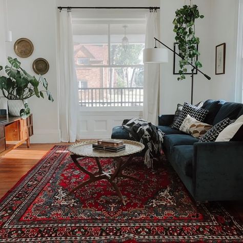 White living room, blue, navy velvet sofa, Persian rug, plants, white curtains, black curtain rod, brass coffee table. Miranda Schroeder Blog #Regram via @www.instagram.com/p/B1ztDkpn1ne/ Moody Victorian Home, Red Rug Living Room, Persian Rug Living Room, Moody Victorian, Victorian Modern, Living Room Red, Victorian Home, Hus Inspiration, White Living Room