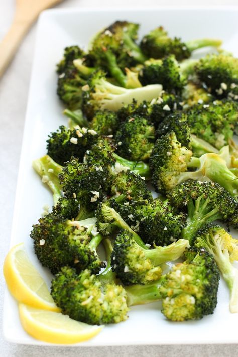 Roasted Lemon Garlic Broccoli - A super flavorful veggie side, so easy and healthy too! Broccoli is coated with lemon juice, garlic and butter, then baked in the oven. An easy vegetable side to any meal! Vegetarian and gluten free #broccoli #side #veggie #vegetable #greens #baked #sidedish #side #dinner #easy #healthy #quick #vegetarian #glutenfree #recipe #joyousapron Low Carb Veggie, Garlic Broccoli, Vegetable Side, Roasted Broccoli, Broccoli Recipes, Veggie Side Dishes, Healthy Sides, Thanksgiving Side Dishes, Vegetable Sides