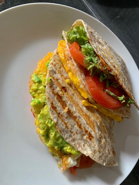 Healthy Breakfast With Tortillas, Healthy Wraps For Lunch Low Calories, Wrap Aesthetic Food, Tortilla Aesthetic, Tortilla Sandwiches, Healthy Tortilla Wraps, Wraps Recipes Easy, Breakfast Tortilla, Tortilla Wrap