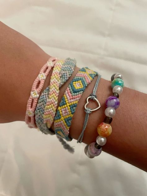 Colorful and Fun Summer Friendship Bracelet Patterns to Brighten Your Day Beachy Vibes, Friendship Bracelets Aesthetic, Bracelets Diy, Friendship Bracelet Stack, Make Paper, Paper Snowflake, String Bracelets, Bracelet Summer, Chain Diamond