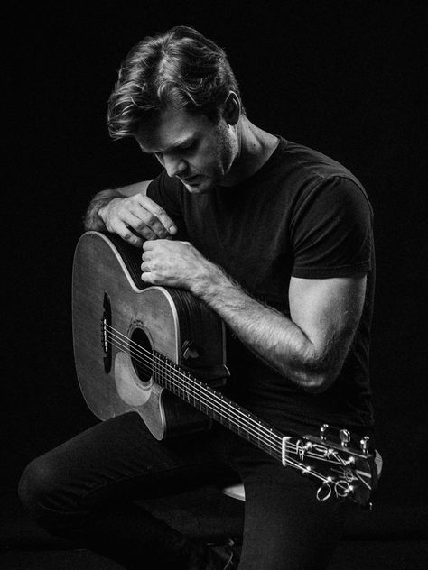 Male Musician Photoshoot, Musician Photoshoot Ideas, Poses Guitar, Guitar Poses, Shooting Photo Studio, Guitarist Photography, Guitar Portrait, Shoot Moodboard, Music Photoshoot