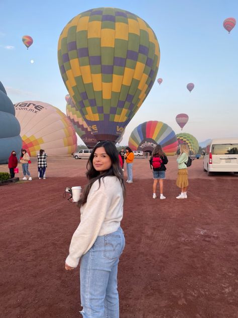 Hot Air Balloon Insta Pics, Hot Air Balloon Ride Pictures, Teotihuacan Hot Air Balloon, Hot Air Balloon Photo Ideas, Hot Air Balloon Photos, Hot Air Balloon Picture Ideas, Hot Air Balloon Ride Outfit, Hot Air Balloon Outfit Ideas, Hot Air Balloon Festival Outfit