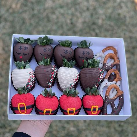 Santa Chocolate Covered Strawberries, Chocolate Strawberries Christmas, Christmas Theme Chocolate Covered Strawberries, Strawberry Christmas, Christmas Chocolate Strawberries, Holiday Chocolate Covered Strawberries, Christmas Chocolate Covered Strawberries, Christmas Strawberries, Christmas Covered Strawberries