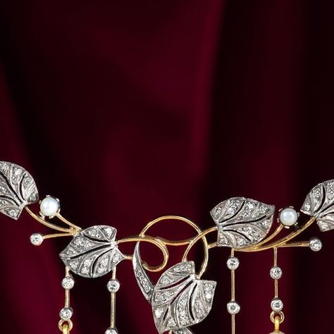 Hofer Antikschmuck on Instagram: "A lovely Art Nouveau style necklace, more recently made but very much in the style of early 1900s pieces. A garland of diamond-set leaves gracefully drapes around the neck, accompanied by dripping pearls. The chain features more pearls set in regular intervals. The leaves have been rendered in silver, giving this piece depth and a nostalgic feel." Art Nouveau Jewelry Necklace, Jewelry Wishlist, Art Nouveau Jewelry, Art Nouveau Style, Pearl Set, Diamond Set, Style Necklace, Early 1900s, Instagram A