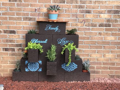 Cinder Block Garden Wall Ideas, Center Block Garden Ideas, Concrete Block Planters, Cement Block Planters, Garden Stencils, Cinder Block Planters, Block Bench Ideas, Cinder Block Garden Wall, Cinder Block Planter