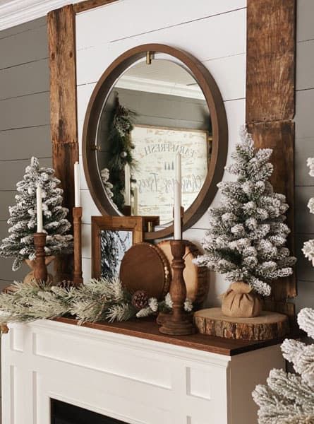 55 Farmhouse Christmas Mantel Decorating Ideas for the Holidays - LightLady Studio Natural Christmas Decor, Christmas Fireplace Decor, Christmas Decor Inspiration, Christmas Tablescape, Simple Christmas Decor, Christmas Fireplace, Boho Christmas, Christmas Mantels, Winter Home Decor