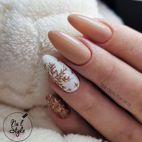 Almond Nails Christmas Designs, Holiday Nails Almond Shape, Wintry Nails, January Gel Nails, Holiday Nails 2022, Winter Nails Almond Shape, Christmas Gel Nails, Dip Nails, Painted Nails