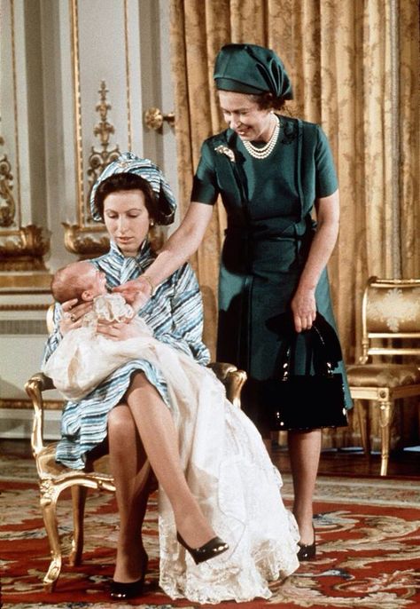 Anne with baby Peter Prinses Margaret, Ratu Elizabeth, Princesa Anne, Queen Elizabeth Photos, Elizabeth Queen, Royal Family Portrait, Peter Phillips, Princesa Real, Rainha Elizabeth Ii