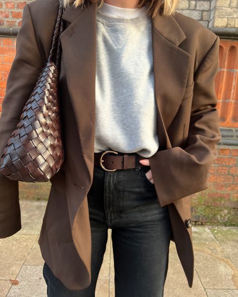 Sarah Hughes (@styleandtheboys) • Instagram-foto's en -video's Brown Blazer Outfit, Work Fits, Office Casual Outfit, 2024 Style, Fall 24, Brown Blazer, Ny Fashion, Brown Outfit, Amazing Fashion