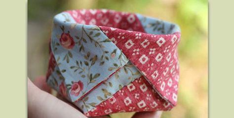 This Little Charmer is a Quick Project, So Make Several! Leftover fabric strips and a bit of stitching combine to make this handy thread catcher. You’ll find plenty of places around the house to stash one of these. It will also make great gifts for your quilting and sewing friends. The free tutorial, by Leanne … Thread Catcher, Thread Holder, Fabric Bowls, Fabric Boxes, Sewing Baskets, Small Sewing Projects, Diy Quilt, Sewing Rooms, Fabric Baskets