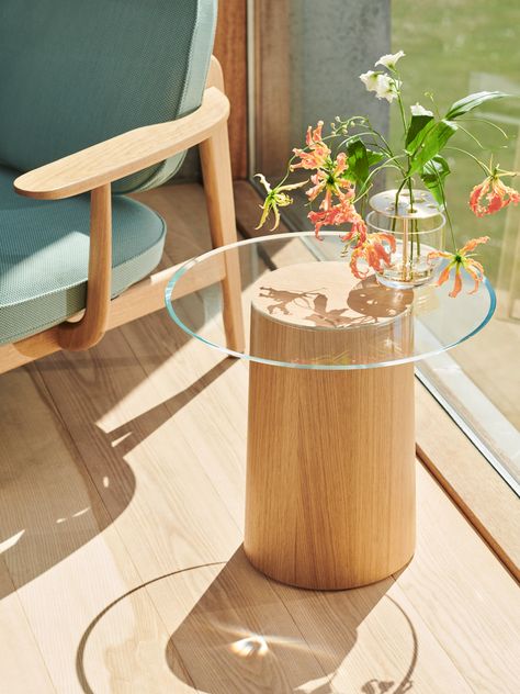 An elegant side table by Danish architect Mette Schelde integrates wood and glass seamlessly - ScandinavianDesign.com Unique Table Design, Wood Stumps, Design Online Shop, Flower Places, Ikebana Vases, Circular Table, Glass Side Tables, Side Table Design, Unique Tables