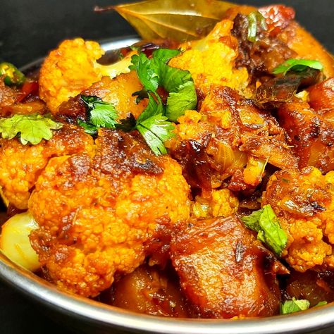 Aloo Gobi ki Sabji Aloo Gobi Recipe, Gobi Recipe, Gobi Recipes, Potato Fry, Cauliflower Potatoes, Aloo Gobi, Fried Potatoes, Veg Recipes, Tater Tot