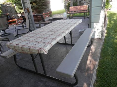 using a bed sheet as a outdoor table tablecloth, outdoor living, repurposing upcycling Picnic Hack, Round Picnic Table, Easy Table, Picnic Table Covers, Picnic Tablecloth, Outdoor Tablecloth, Picnic Tables, Home Good, A Picnic