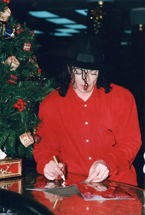 image Christmas Michael Jackson, Michael Jackson Christmas Wallpaper, Michael Jackson Glove, Michael Jackson Christmas, Gary Indiana, Michael Jackson Wallpaper, Michael Jackson Rare, Michael Jackson Smile, Happy Xmas