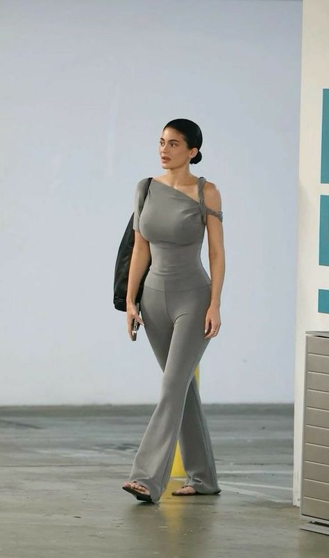 Kylie Style Outfits, Khy By Kylie Jenner, Kylie Jenner New Style, Khy Kylie Jenner, Kylie Jenner Outfits 2024, Khy Clothing, Khy Dress, Kylie Jenner 2024, Kylie Jenner Casual