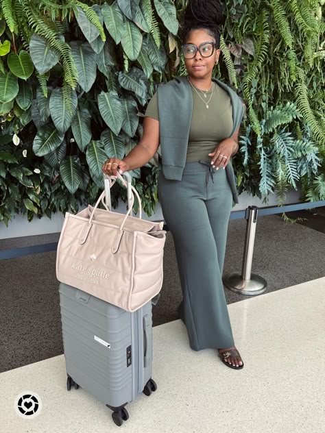 Cute Travel Outfits Airport Chic, Plus Size Airport Outfit Summer, Plus Size Travel Outfits Airport Style, Cute Airport Outfit Summer, Fashion Outfits Midsize, Airport Style Winter, Casual Chic Plus Size, Plus Size Airport Outfit, Airport Outfit Fall