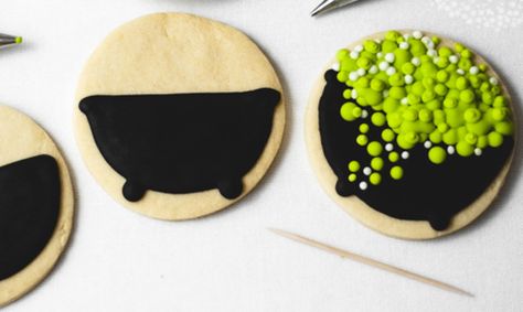 Round Sugar Cookies, Sugar Cookie Ideas, Halloween Sugar Cookies Decorated, Easy Halloween Cookies, Halloween Deserts, Cookie Recipe Video, Halloween Cookie Recipes, Halloween Cookies Decorated, Halloween Sugar Cookies