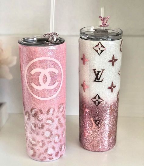 Chanel Tumbler Cup, Girly Tumbler Cups, Aesthetic Tumbler Bottle, Designer Cups, Starbucks Bottles, Starbucks Cup Design, Starbucks Cup Art, Tumbler Cups Personalized, Tumblr Cup