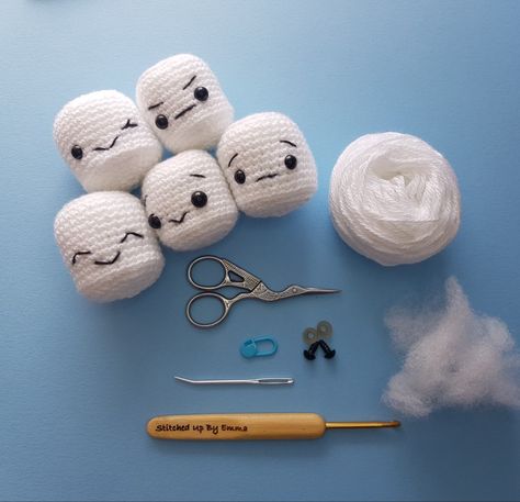 A selection of crochet marshmallows with different facial expressions as well as the tools and materials to make them Marshmallow Amigurumi, Marshmallow Crochet Pattern, Crochet Marshmallow Pattern, Crochet Marshmallow, Marshmallow Bunny, Cute Marshmallows, Crochet Monsters, Crochet Ornaments, Crochet Food